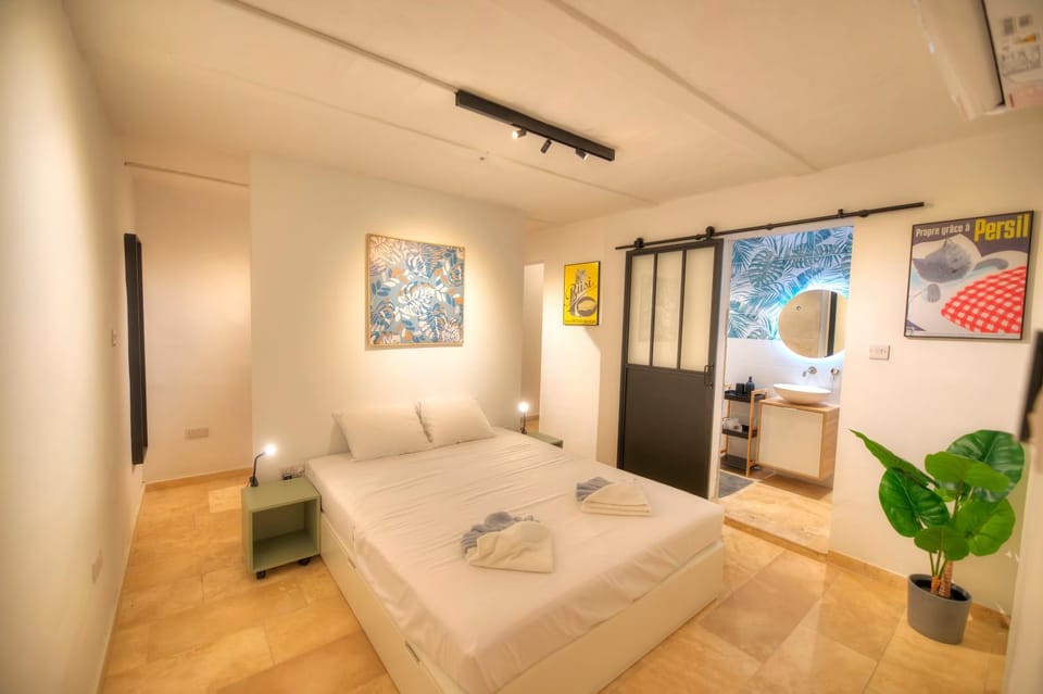 Bed, TV and multimedia, Bedroom, heating, towels, wardrobe, air conditioner