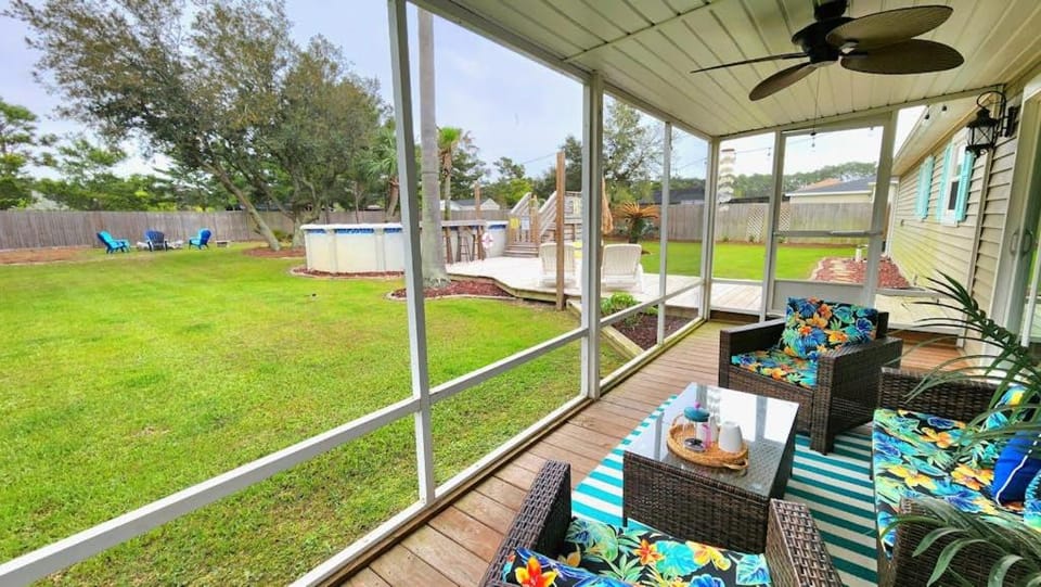 Poolside Palms Paradise House in Alabama