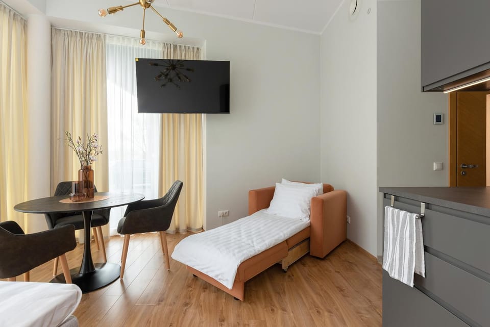 Bed, TV and multimedia, Living room, Photo of the whole room, Seating area, Bedroom, hair dresser, towels