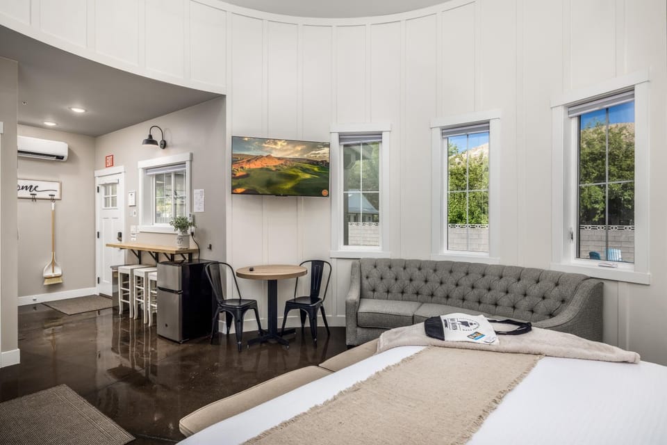 Silo Stay Near Zion / Sleeps 5 / Hot Springs Nearby / Sand Hollow Bed and Breakfast in La Verkin