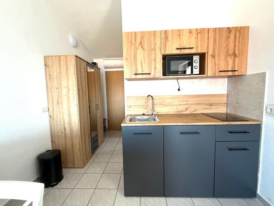 Kitchen or kitchenette, minibar, stove