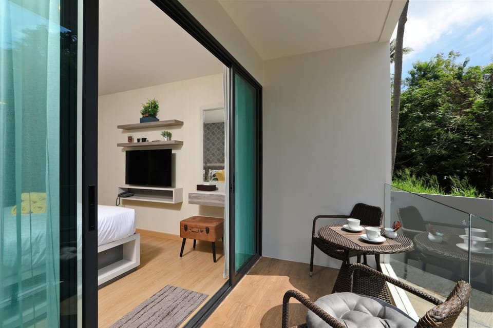 Bed, Day, TV and multimedia, View (from property/room), Balcony/Terrace, Dining area, Garden view