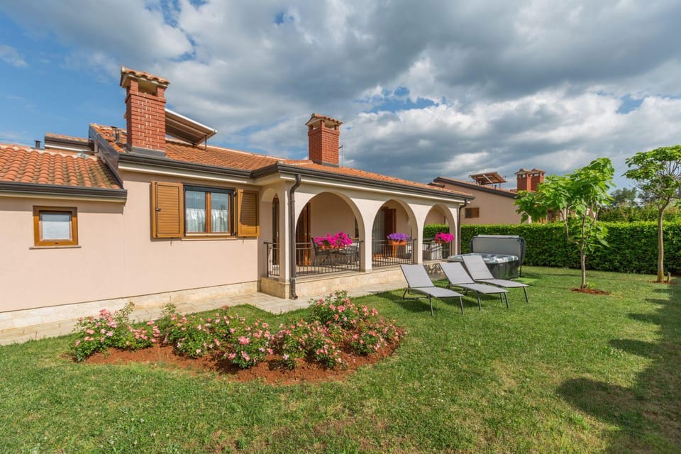 Property building, Spring, Garden, Garden, sunbed