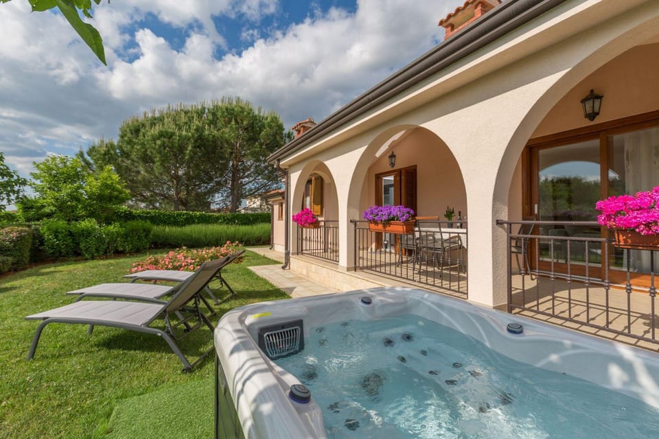 Day, Natural landscape, Garden, Hot Tub, Hot Tub, sunbed