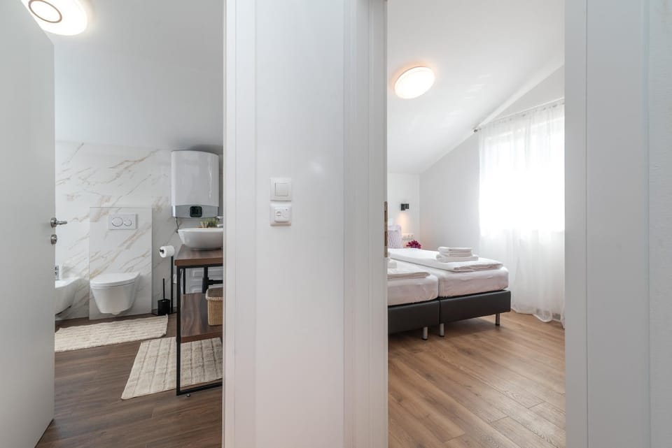 Bathroom, Bedroom, towels