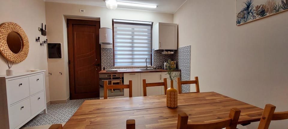 Kitchen or kitchenette, Dining area