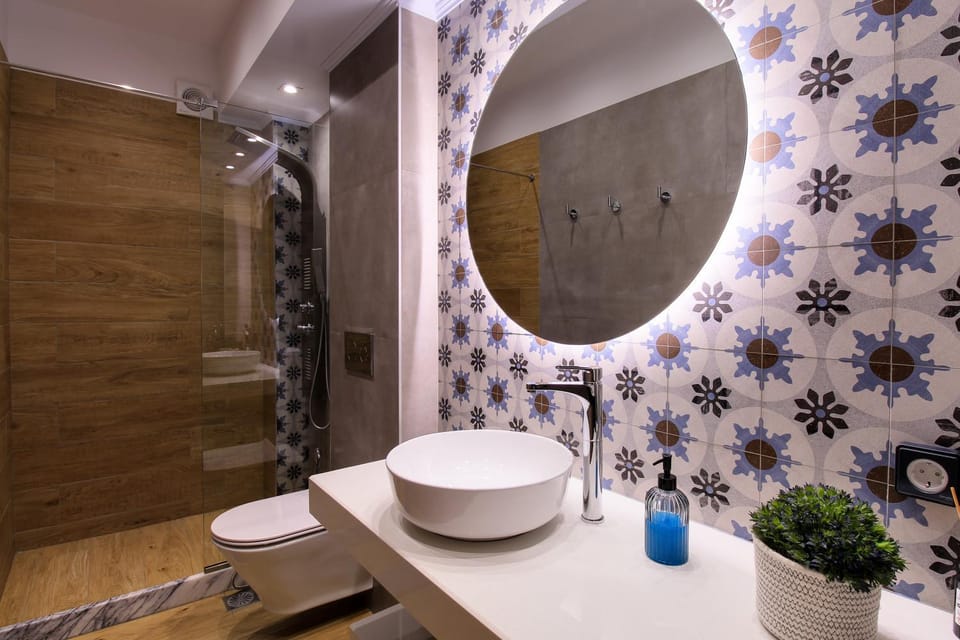 Shower, Toilet, Day, Night, Summer, Bathroom, Photo of the whole room, Decorative detail, Decorative detail, Autumn, Bath