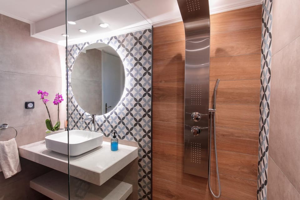 Shower, Spring, Day, Night, Winter, Summer, Bathroom, Photo of the whole room, Decorative detail, Decorative detail, Autumn, towels