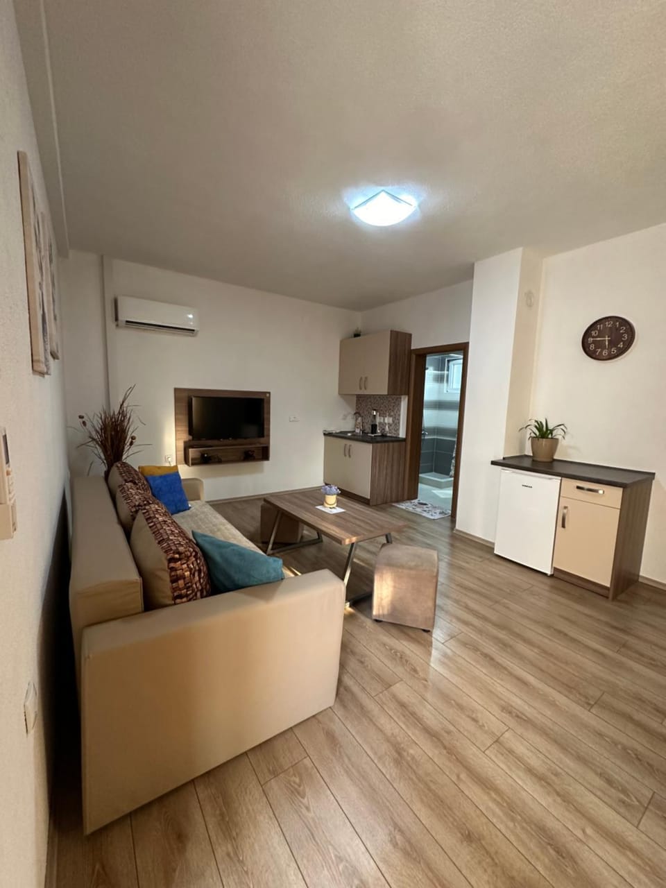 TV and multimedia, Kitchen or kitchenette, Dining area, air conditioner