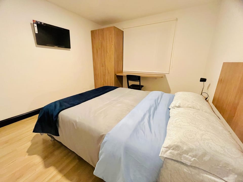 Bed, TV and multimedia, Photo of the whole room, wardrobe