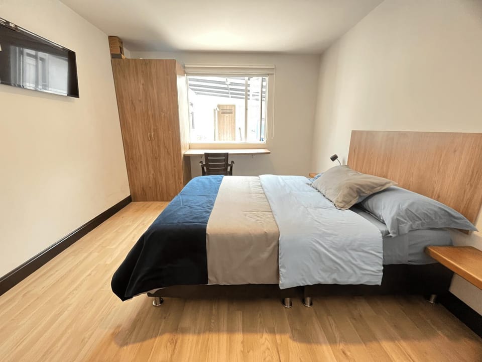 Bed, TV and multimedia, Photo of the whole room, Bedroom