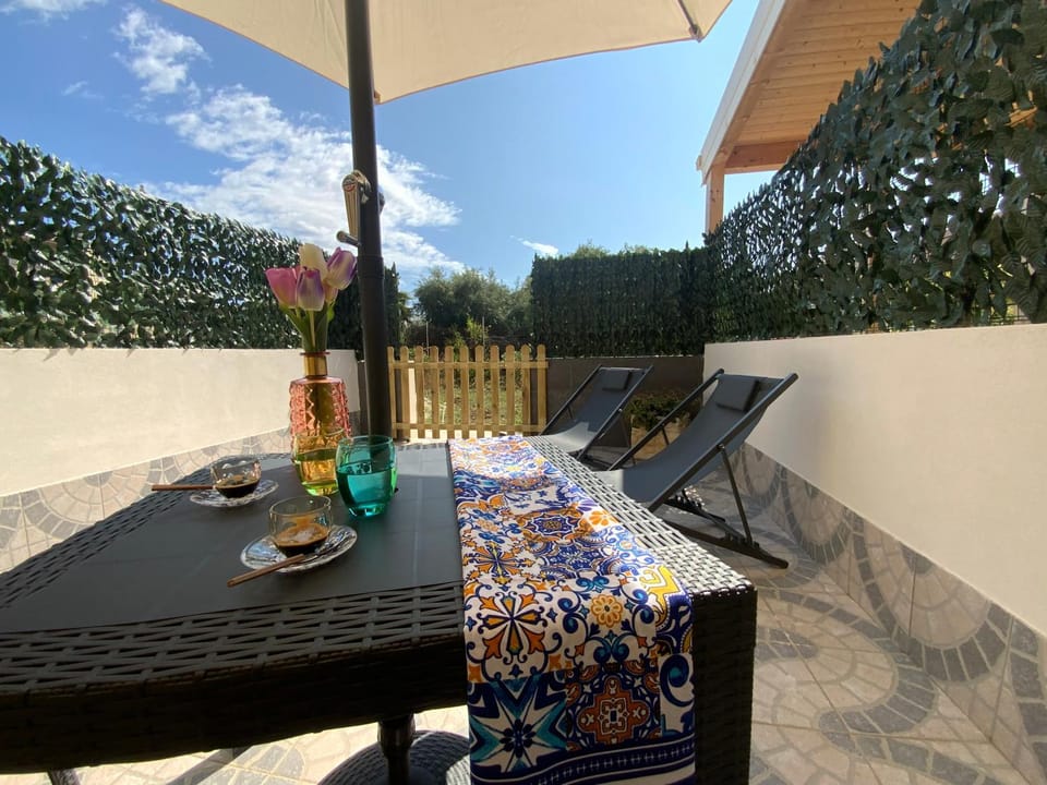 Patio, Dining area, Inner courtyard view, sunbed