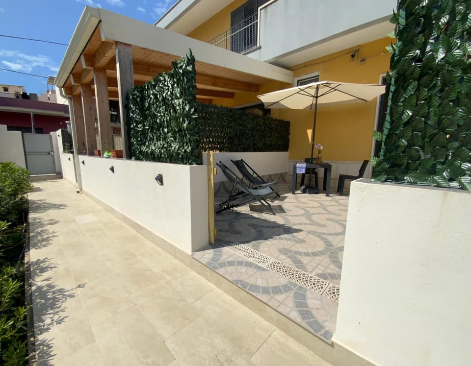 Property building, Patio, Facade/entrance