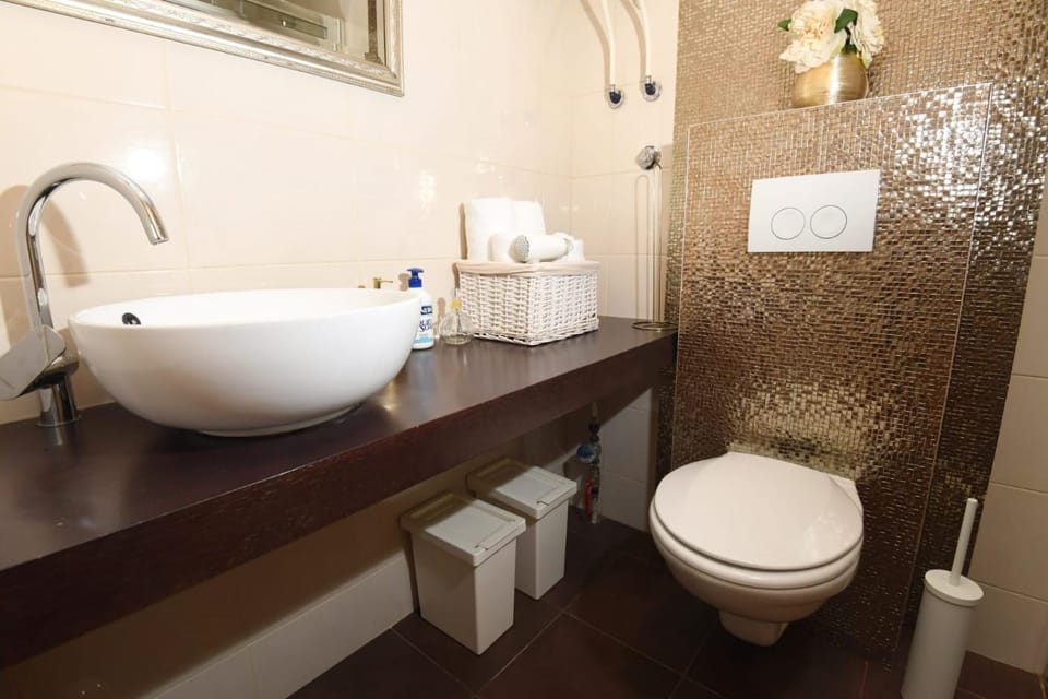 Toilet, towels