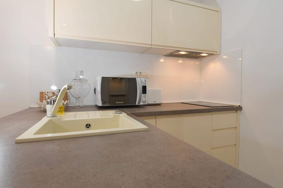 Kitchen or kitchenette, minibar