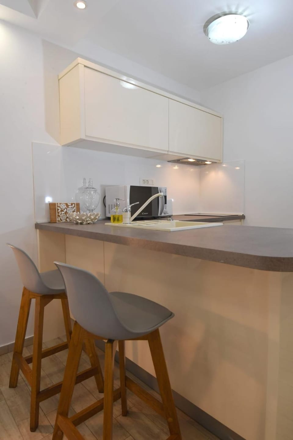 Kitchen or kitchenette, Dining area, minibar, stove