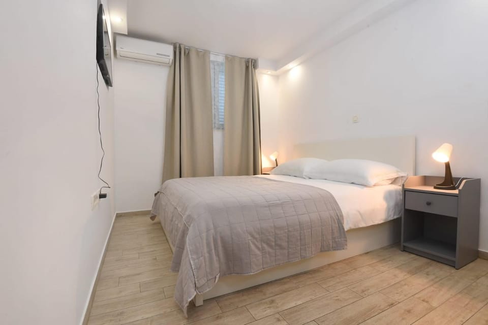 Bed, TV and multimedia, Bedroom, air conditioner