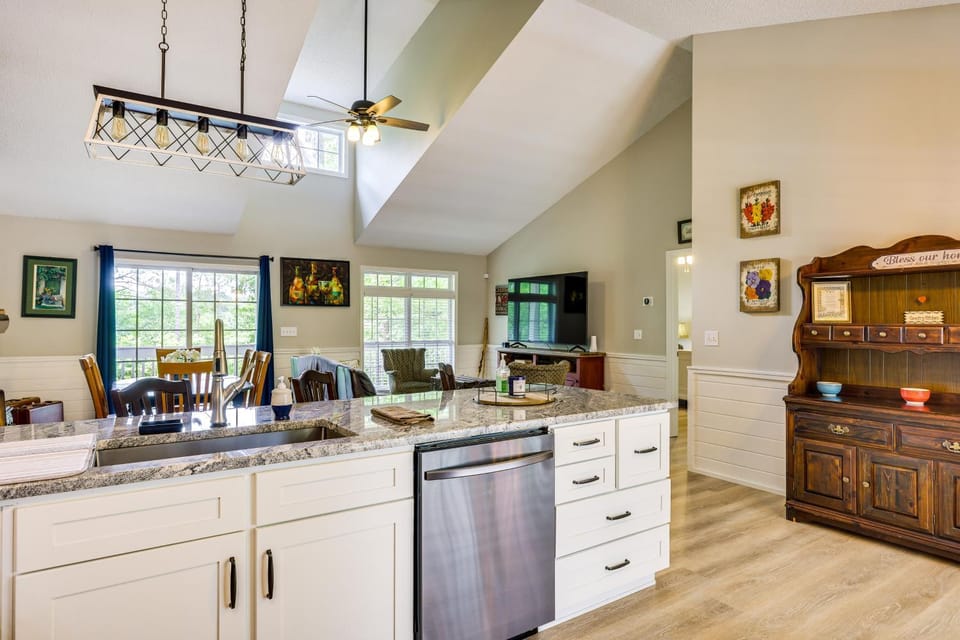 Ellijay Escape: Hike, Shop, Explore & More! House in Georgia