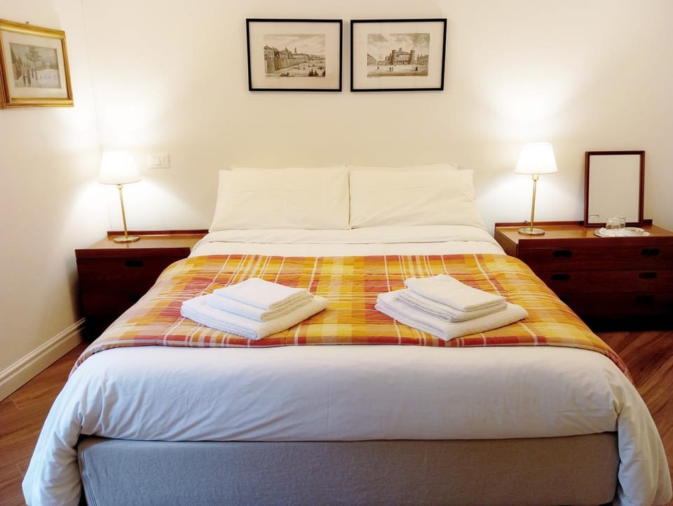 Bedroom, towels