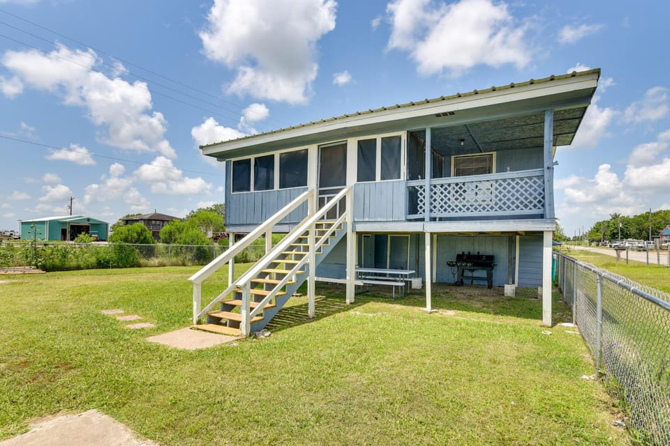 Deck & Fenced-In Yard: Texas Escape! House in Alvin