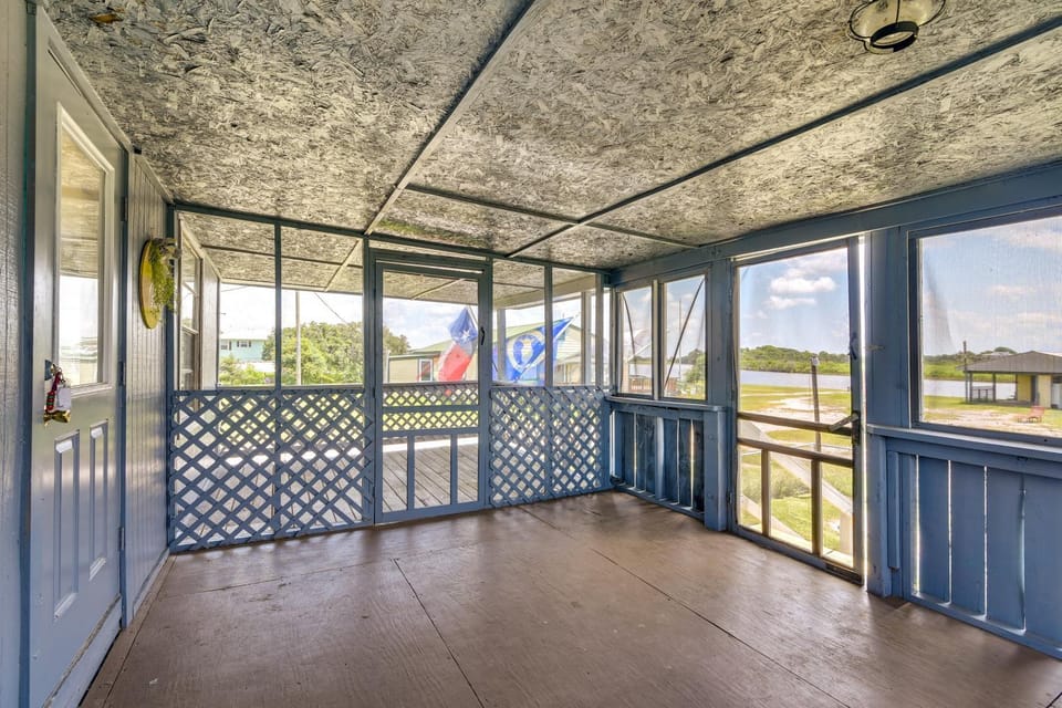 Deck & Fenced-In Yard: Texas Escape! House in Alvin
