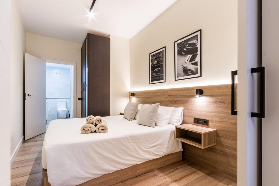 Bed, towels