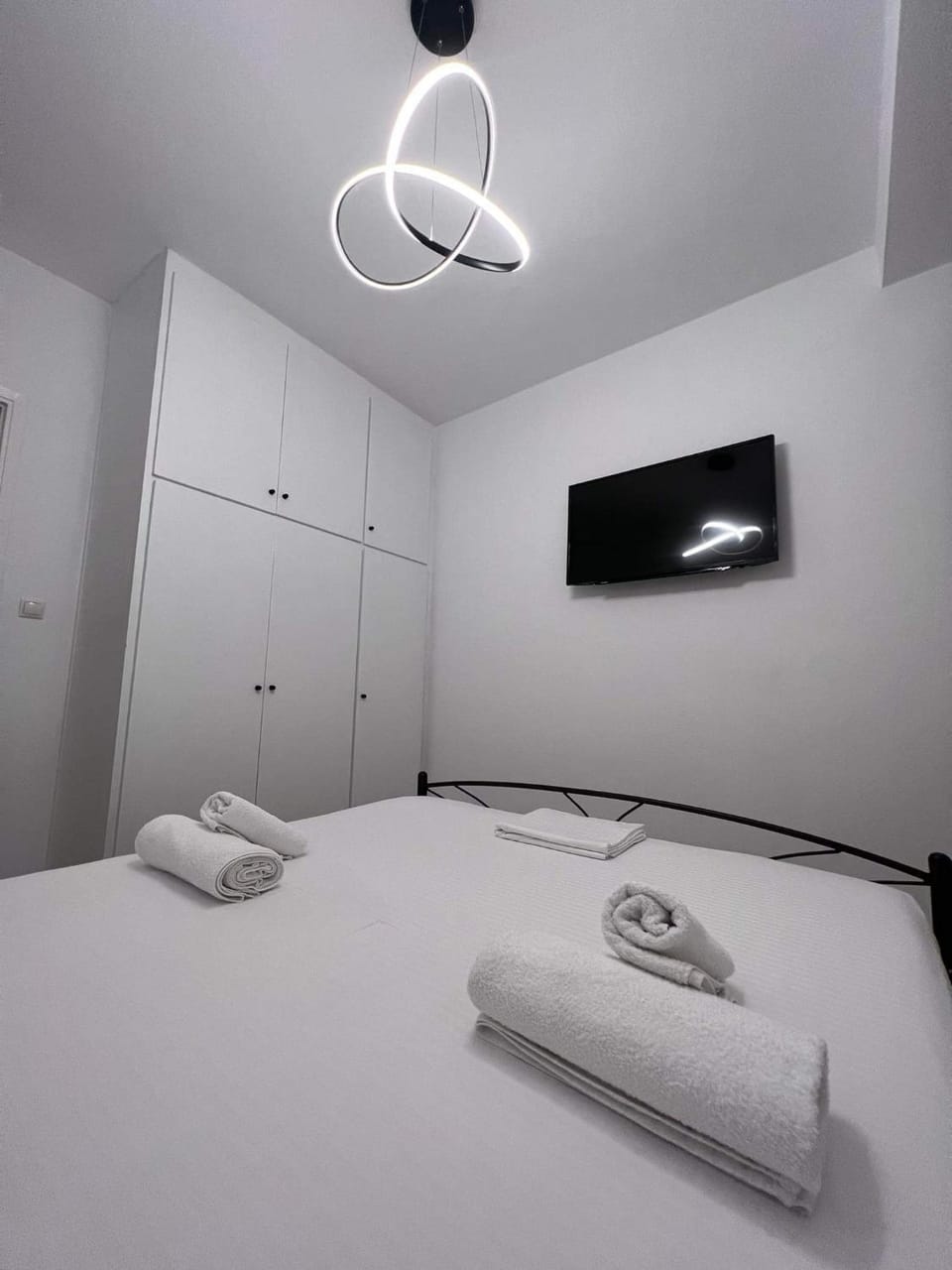 Bed, TV and multimedia, Photo of the whole room, Bedroom, towels, wardrobe