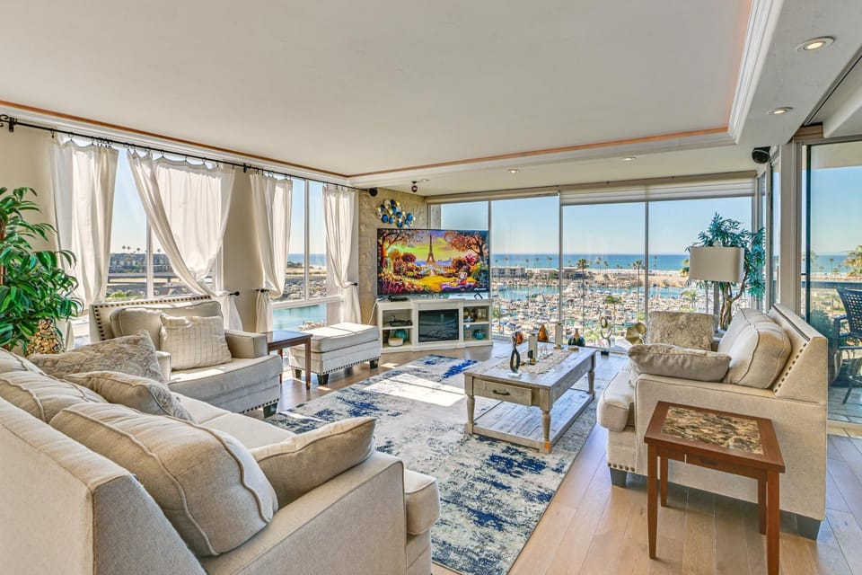 Walk to Beach Condo with Pool Access in Oceanside! Apartment in Oceanside