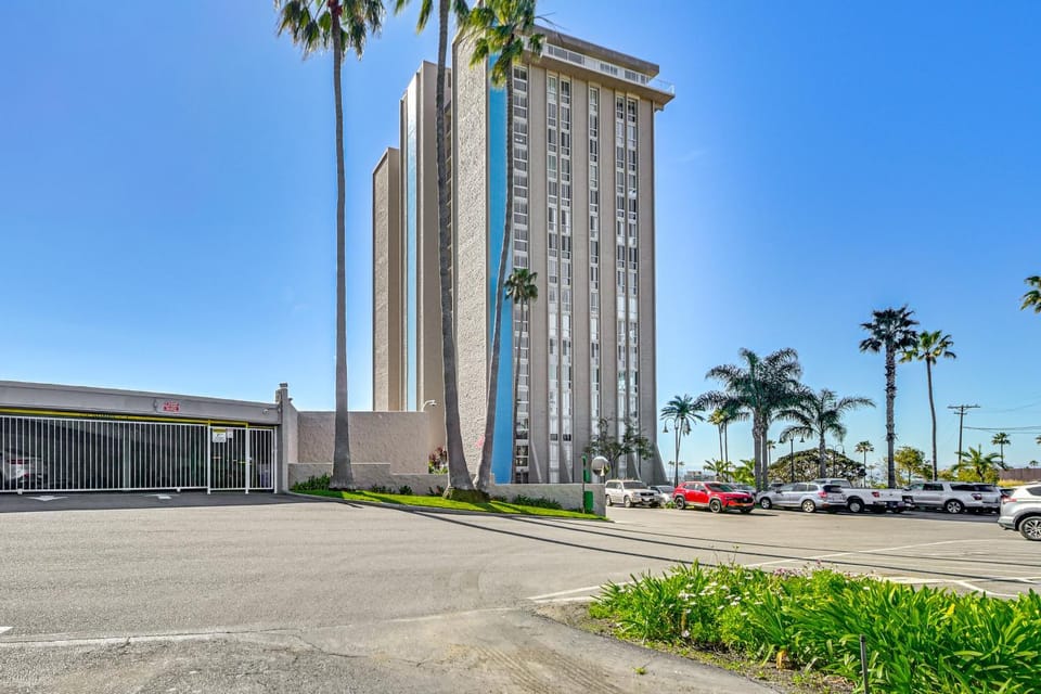 Walk to Beach Condo with Pool Access in Oceanside! Apartment in Oceanside