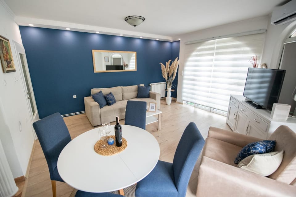 TV and multimedia, Living room, Seating area, Dining area