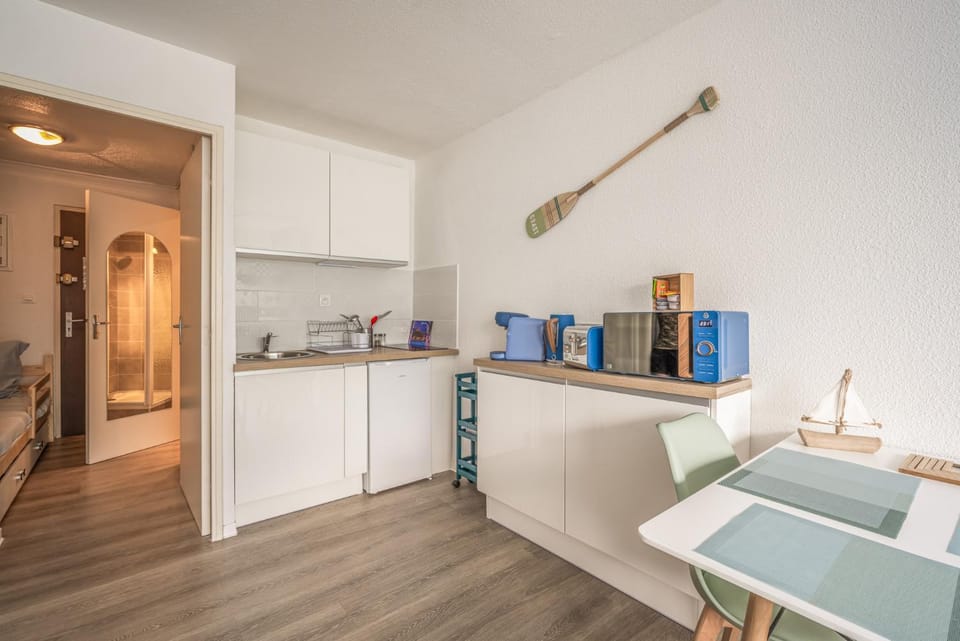 Dining area, minibar, stove, toaster
