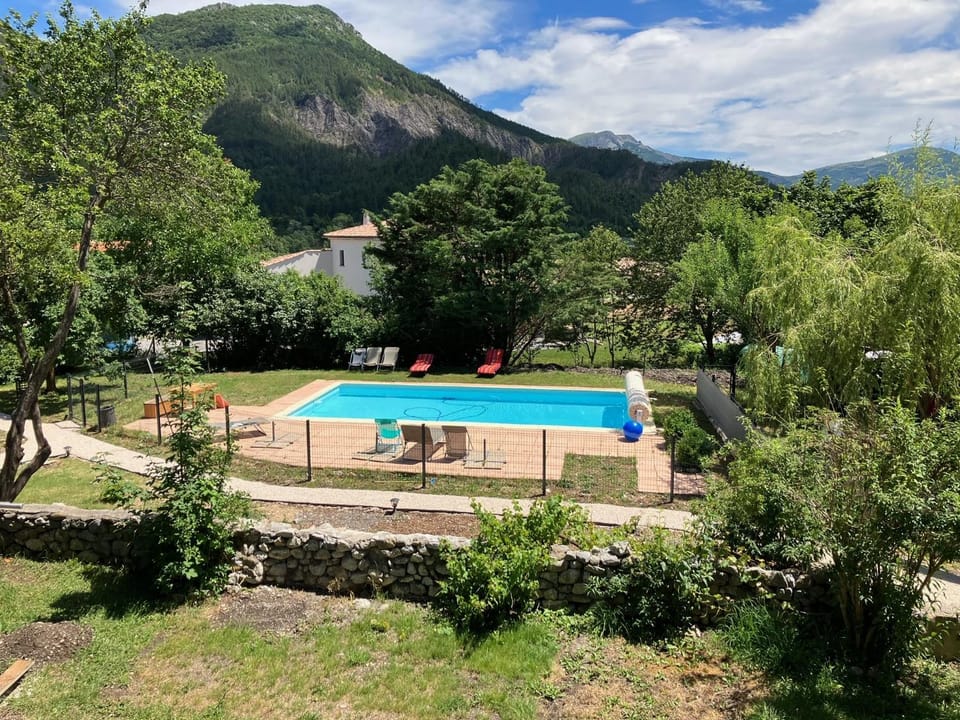 Natural landscape, Garden, Garden, View (from property/room), Garden view, Mountain view, Pool view, Swimming pool, sunbed