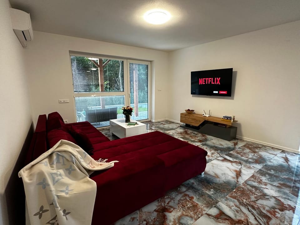 Communal lounge/ TV room, Bed, TV and multimedia, Living room, Photo of the whole room, Seating area, Evening entertainment, Bedroom