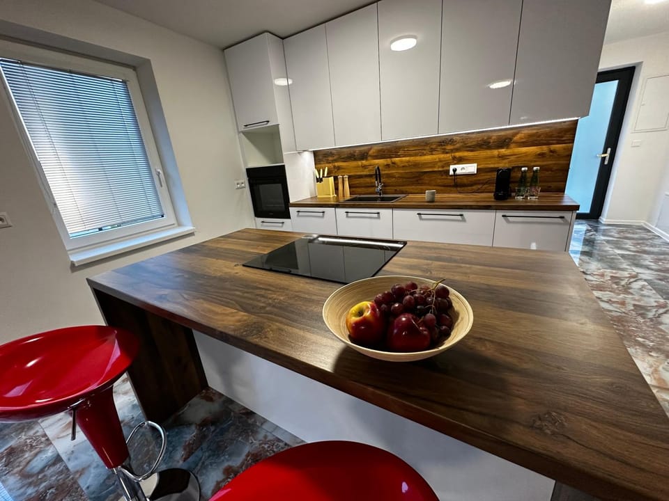 Kitchen or kitchenette, Food and drinks, Dining area, Food, minibar, pet friendly, stove