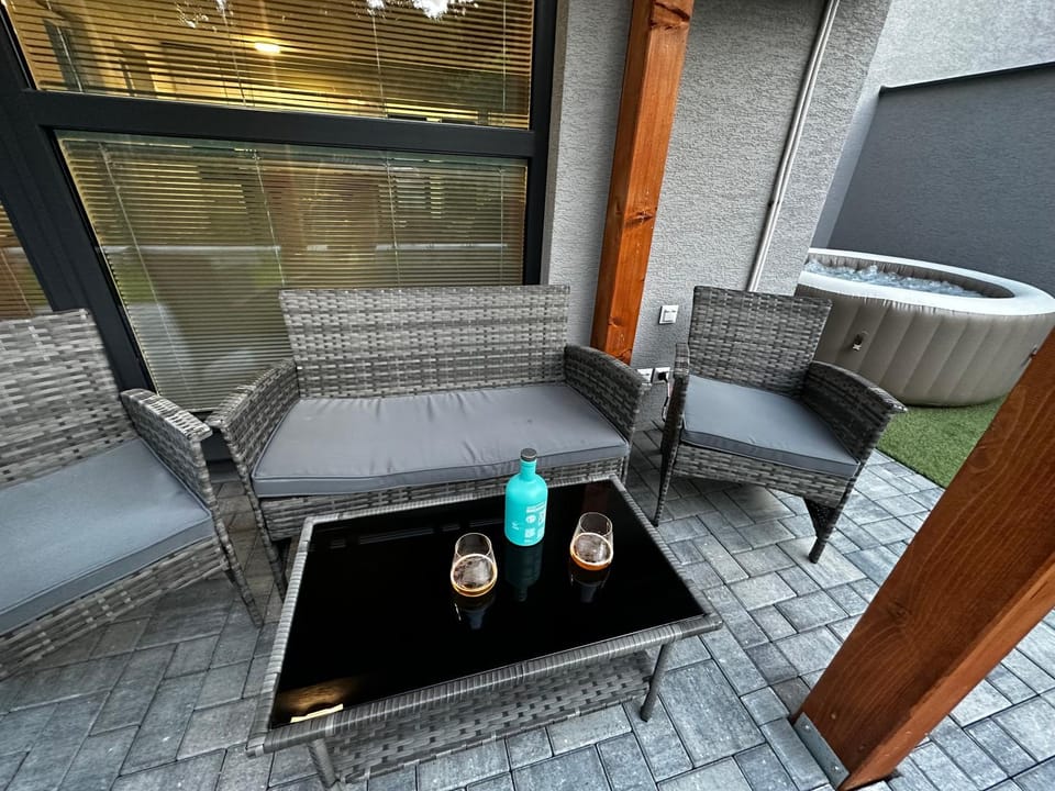 Hot Tub, Balcony/Terrace, Living room, Seating area