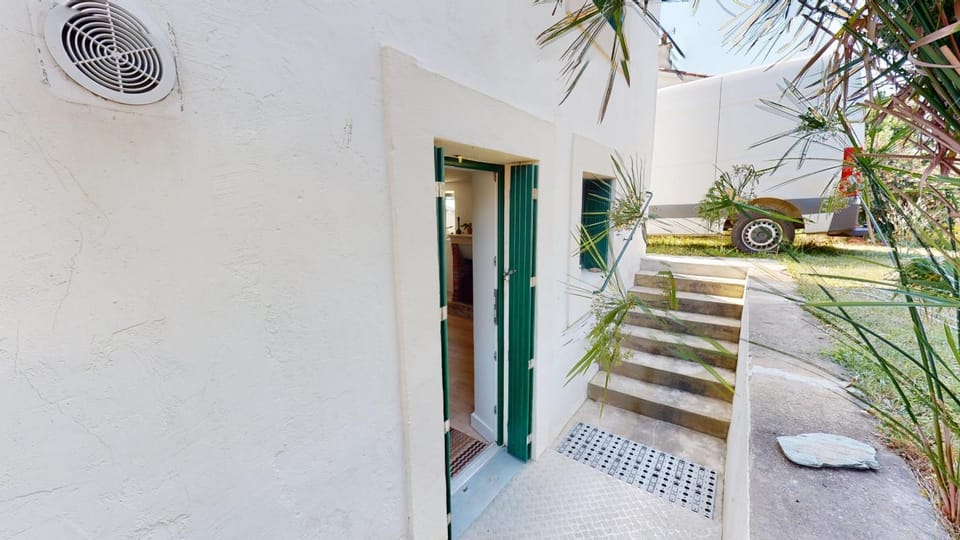 Property building, Facade/entrance, Off site