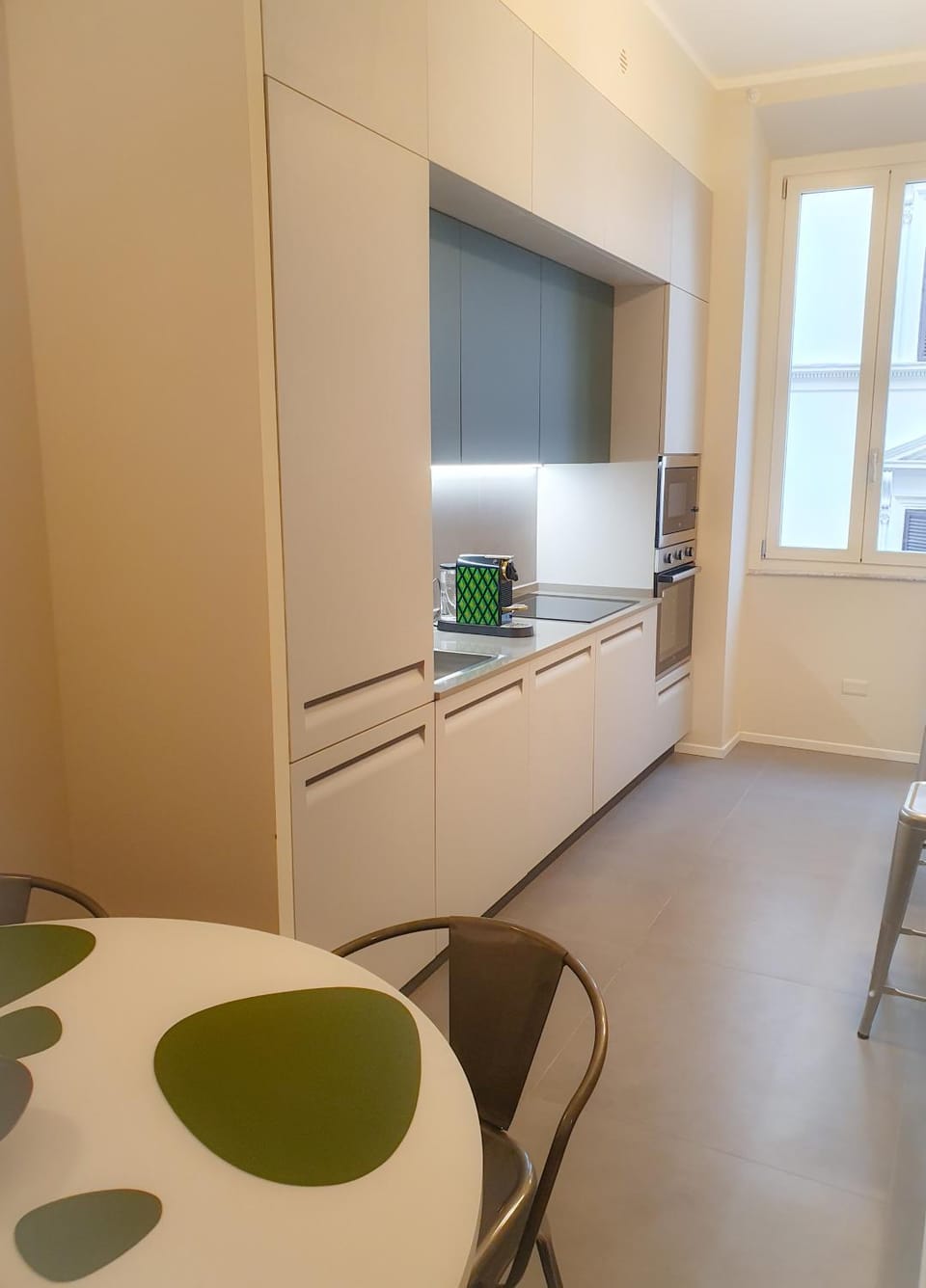 Kitchen or kitchenette, Dining area, minibar, pet friendly, kitchen