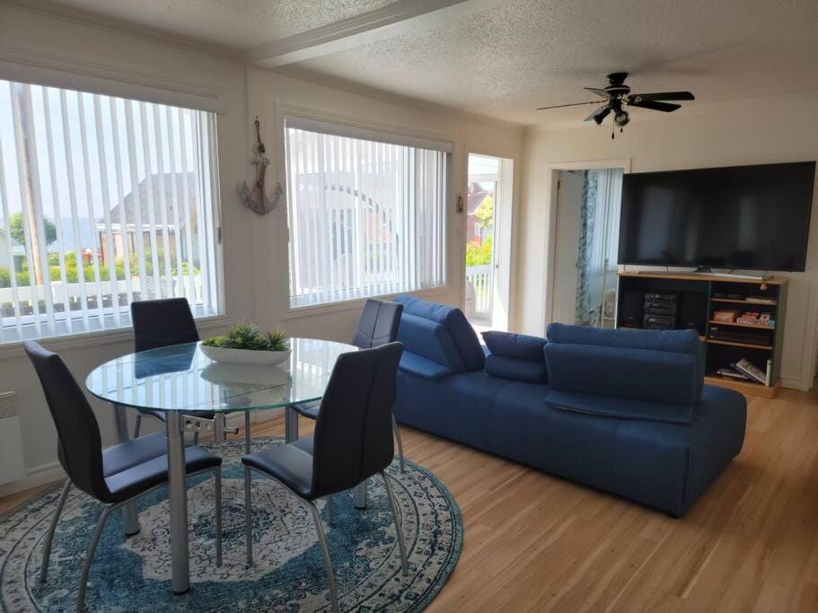 Communal lounge/ TV room, Dining area, fireplace