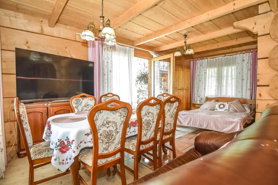 Bed, TV and multimedia, Photo of the whole room, Seating area, Bedroom