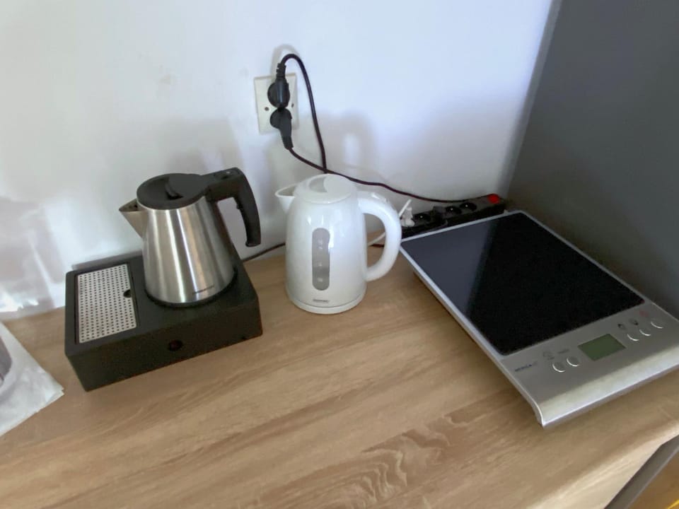 Coffee/tea facilities, Kitchen or kitchenette, Communal kitchen, stove