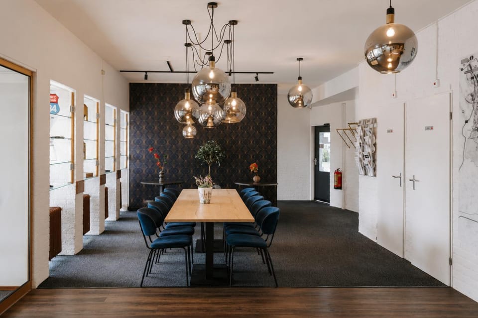 Restaurant/places to eat, Library, Lobby or reception, Text overlay, group of guests