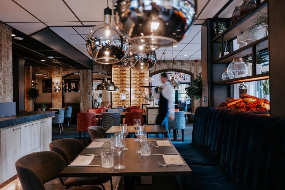 Lounge or bar, Food and drinks, Drinks, Alcoholic drinks