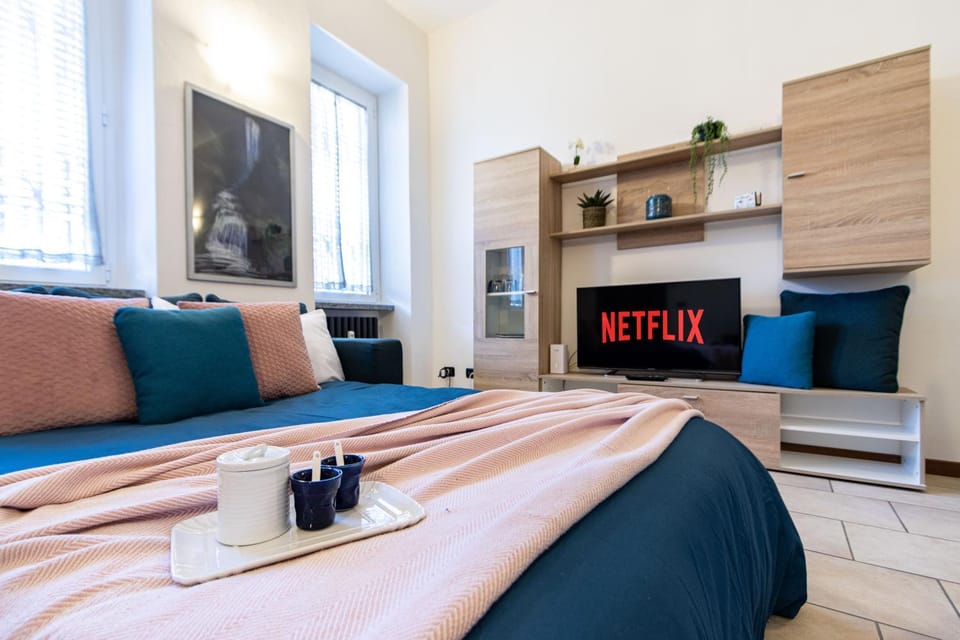 Bed, TV and multimedia, Living room