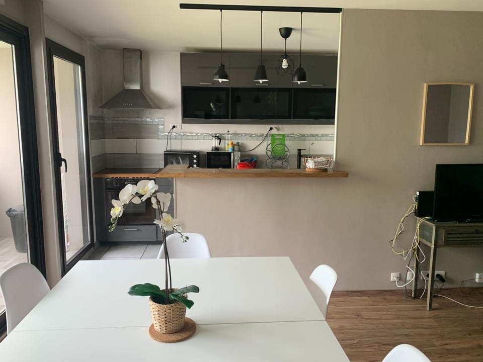 Communal lounge/ TV room, TV and multimedia, Living room, Seating area, locker, stove, kitchen, kitchen