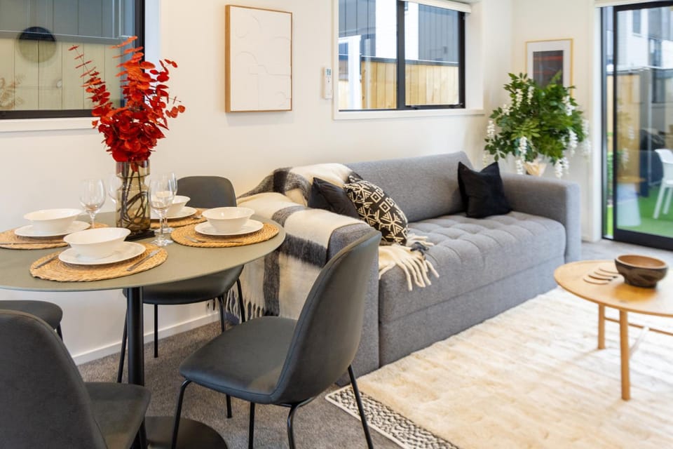Living room, Decorative detail, Seating area, Dining area, Garden view