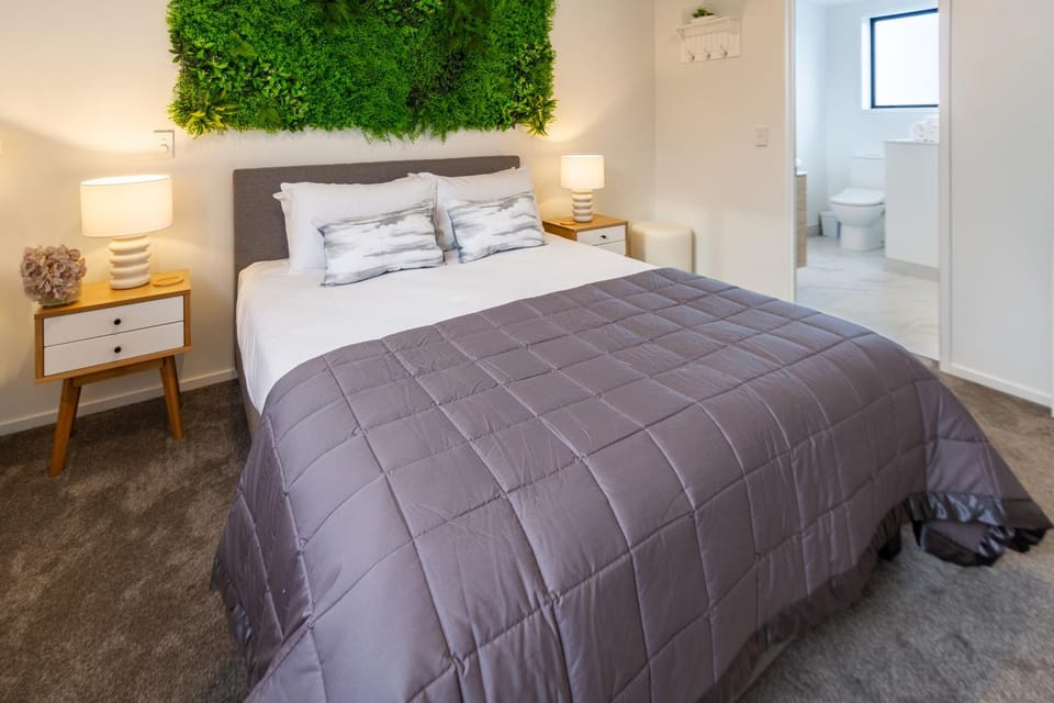 Bed, Bathroom, Photo of the whole room, Decorative detail, Bedroom