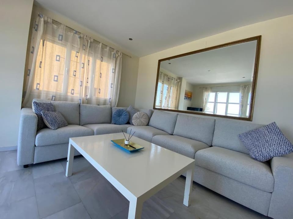 View (from property/room), View (from property/room), Living room, Seating area, City view, City view, Sea view, Sea view