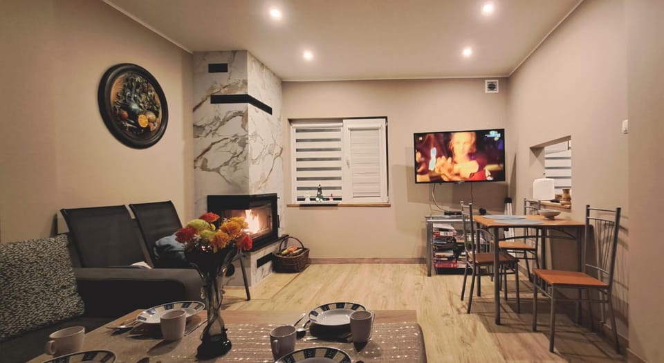 Communal lounge/ TV room, TV and multimedia, Living room, Decorative detail, Seating area, flat iron, hair dresser