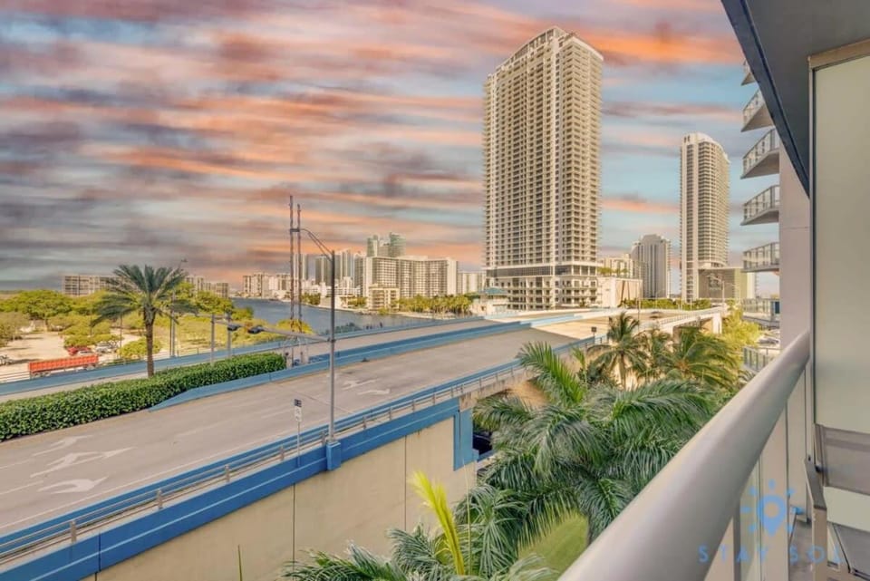Balcony - Pool - Near Beach - Gym House in Hallandale Beach