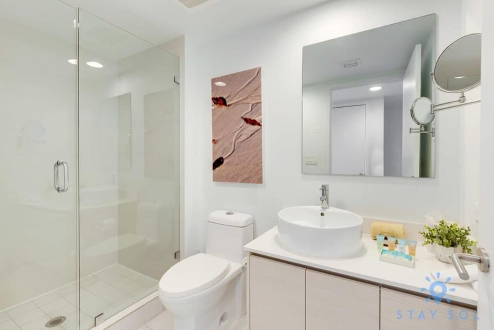 Balcony - Pool - Near Beach - Gym House in Hallandale Beach